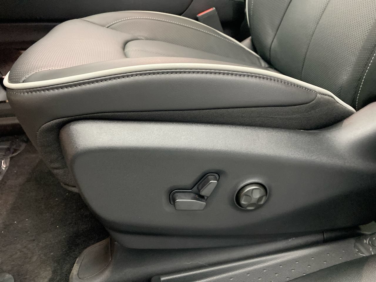 New 2027 Chrysler Pacifica Limited AWD/4WD image 13