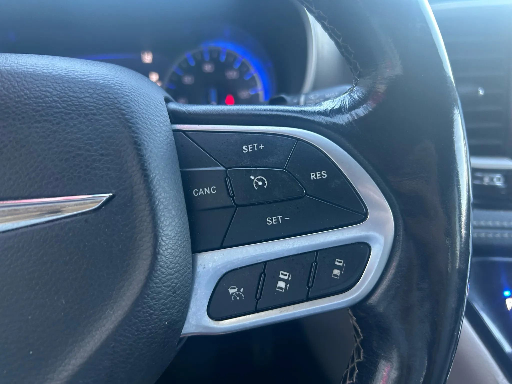 Used 2021 Chrysler Pacifica Touring-L image 7