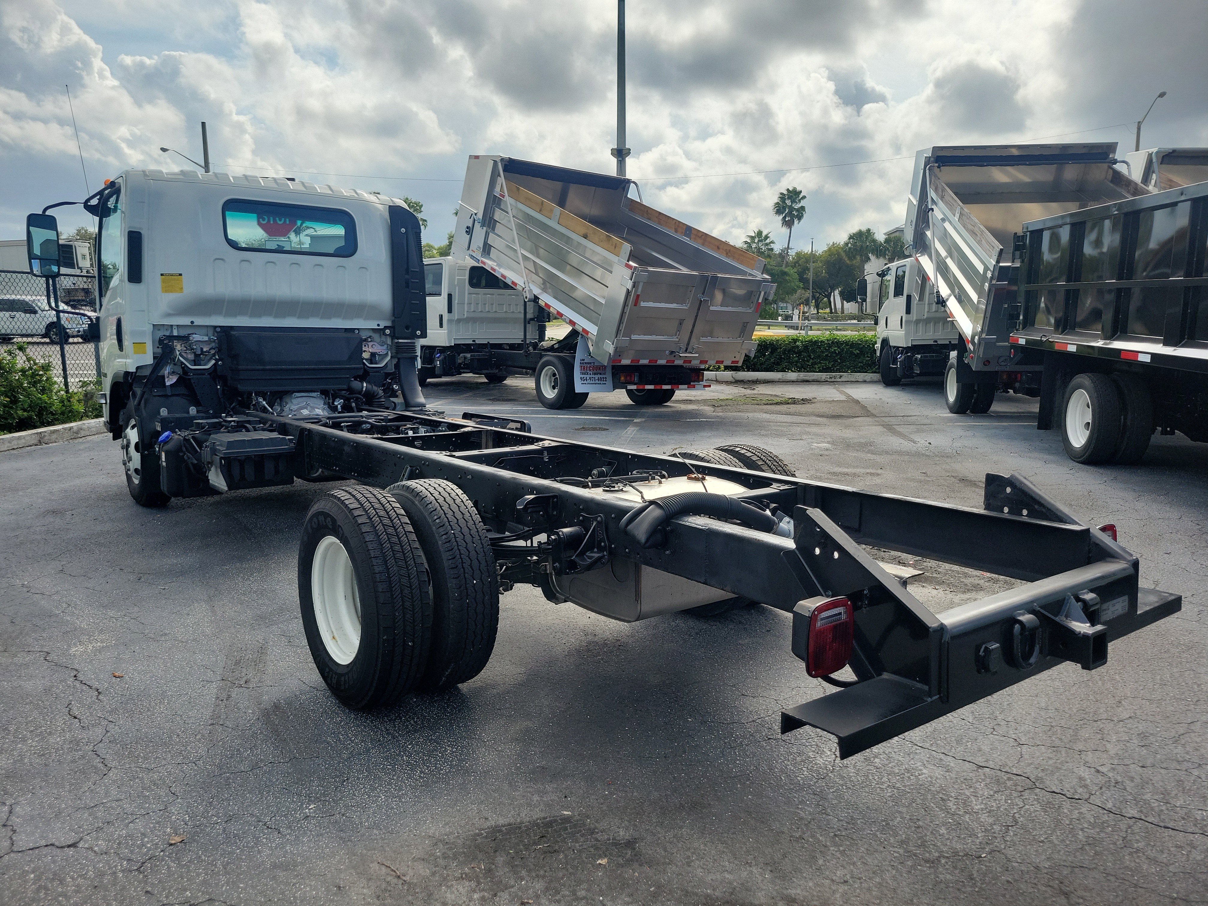 Used 2024 Isuzu NPR image 4