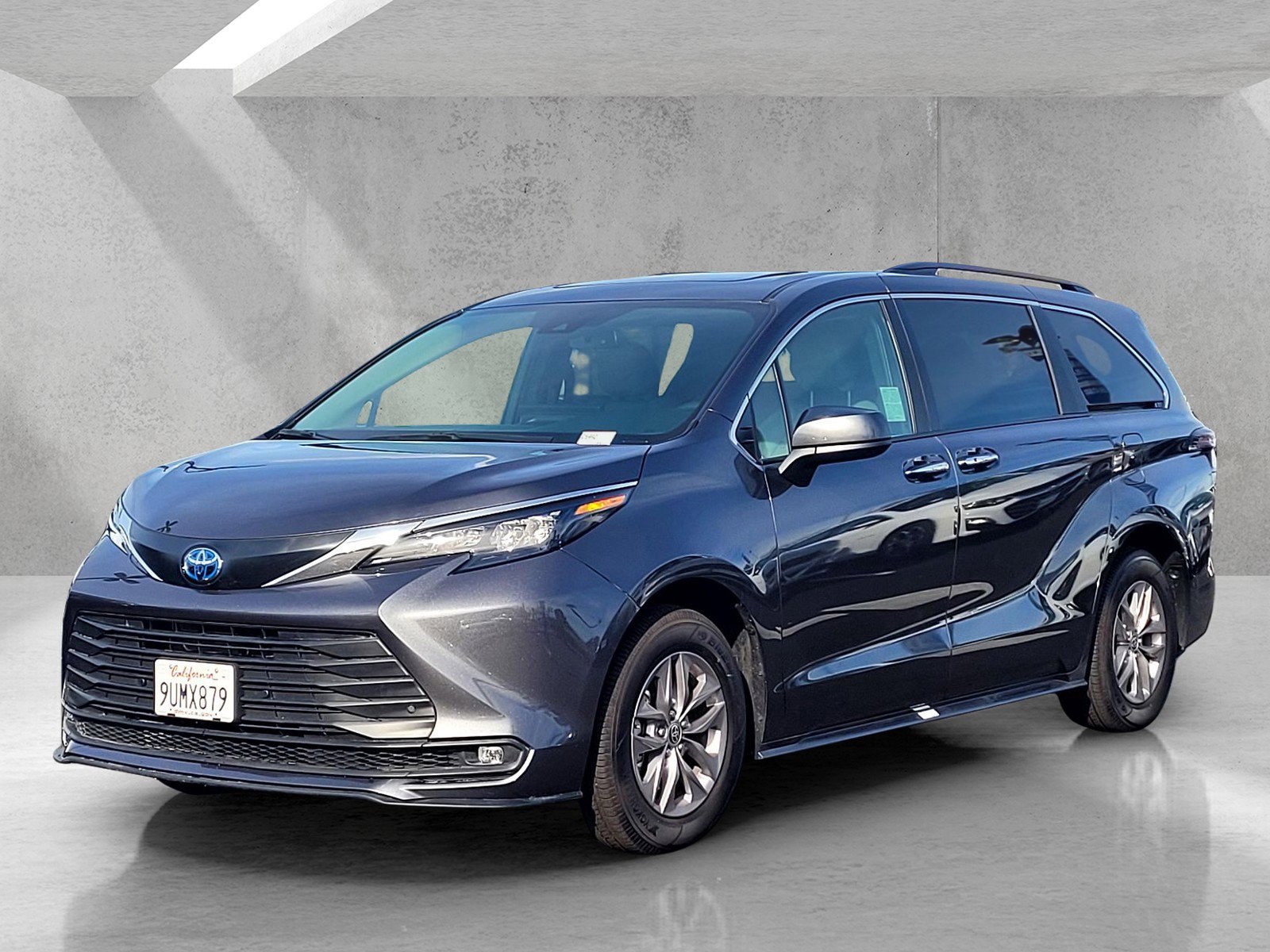 Used 2025 Toyota Sienna XLE image 8