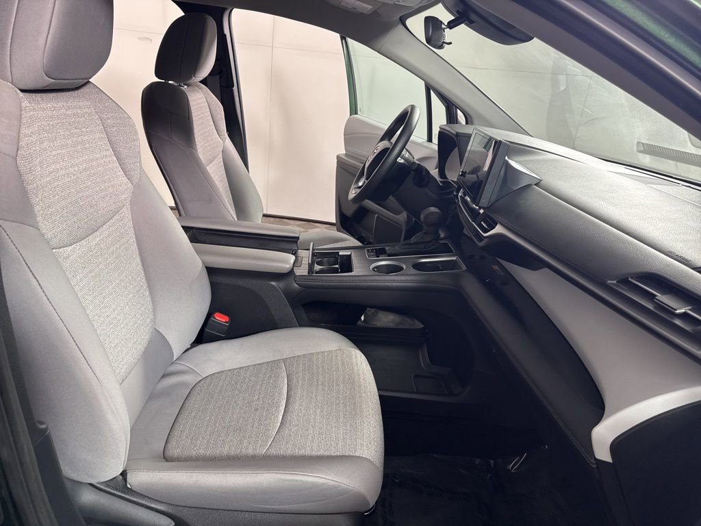 Used 2025 Toyota Sienna LE image 19