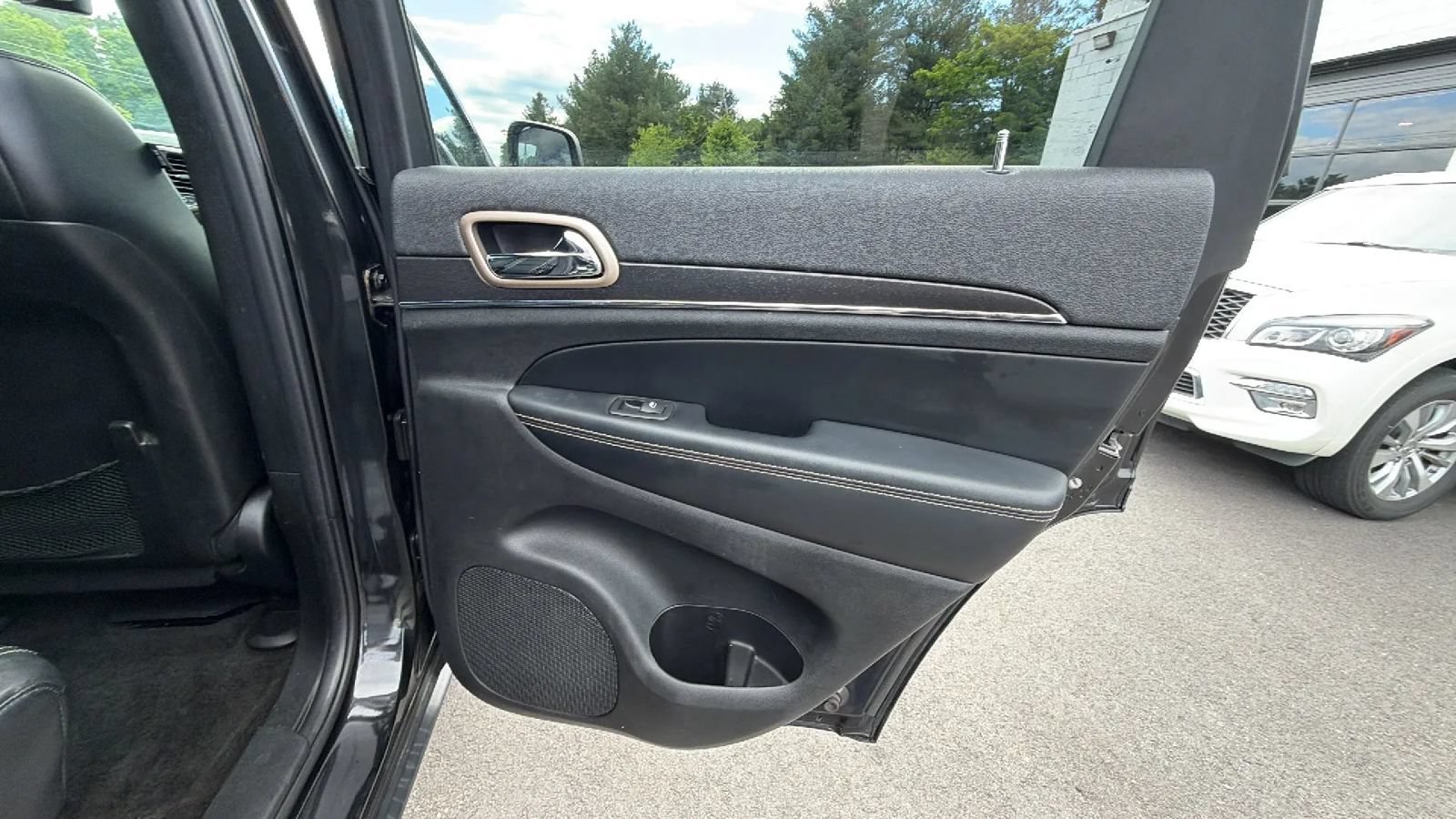 Used 2015 Jeep Grand Cherokee Limited w/ Luxury Group II RWD image 36