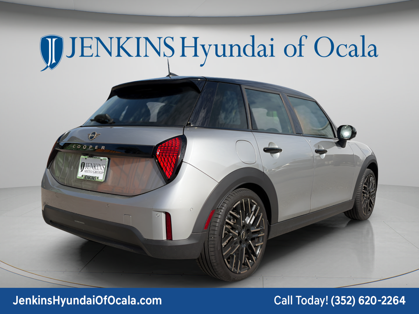 Used 2025 MINI Cooper 4-Door Hardtop FWD image 3