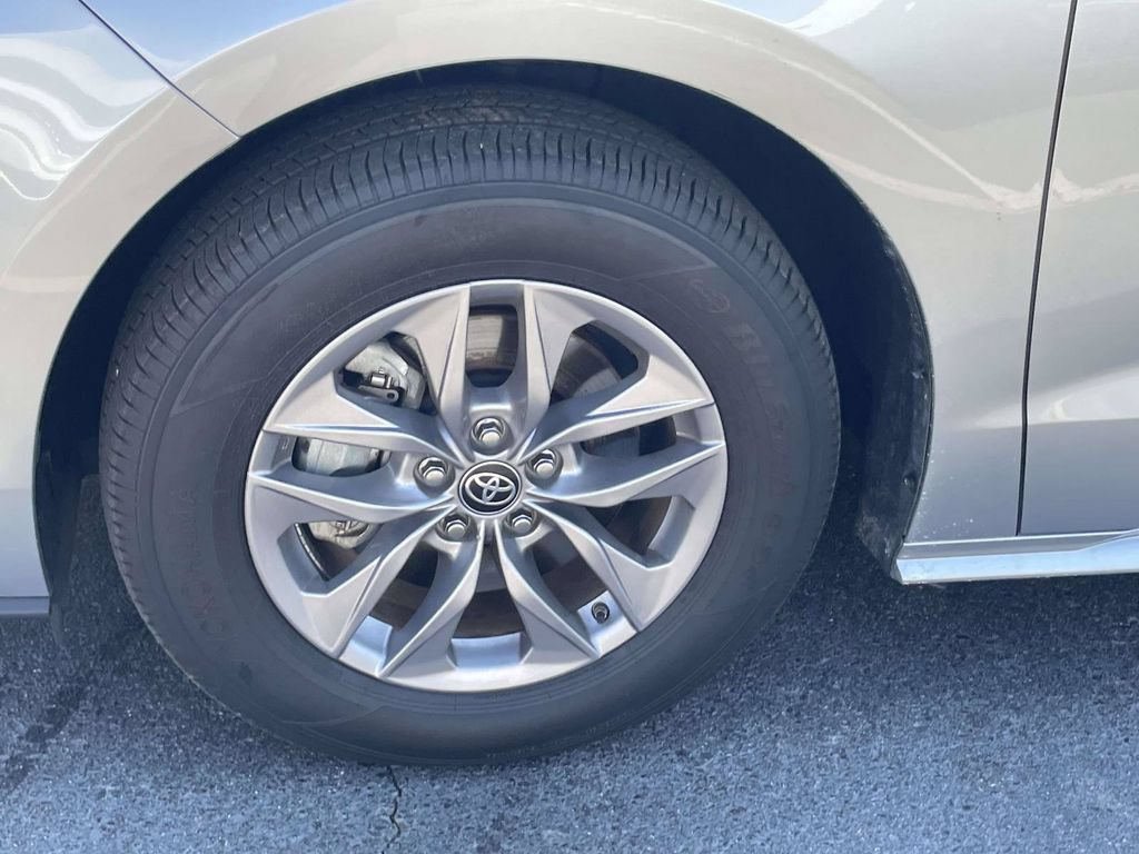 Used 2025 Toyota Sienna XLE w/ XLE Plus Package FWD image 12