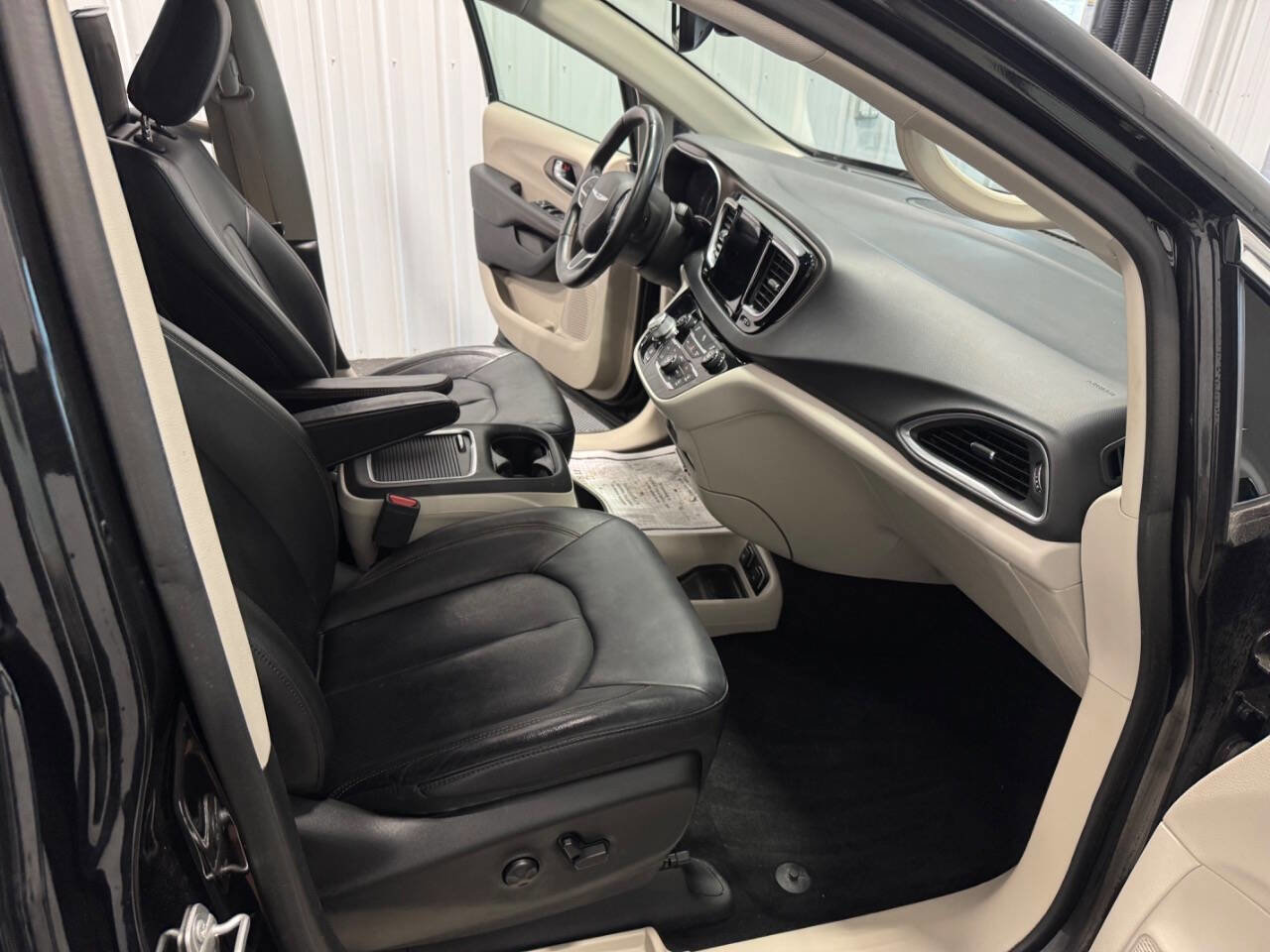 Used 2018 Chrysler Pacifica Touring-L Plus image 21