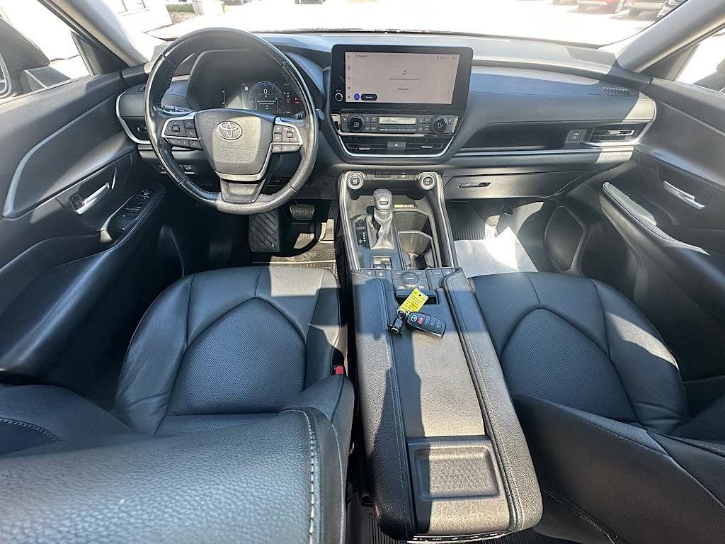 Used 2024 Toyota Grand Highlander AWD image 16