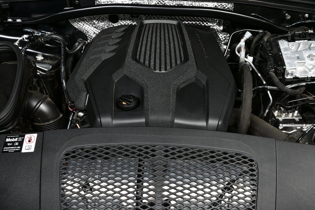 Certified 2025 Porsche Macan image 35
