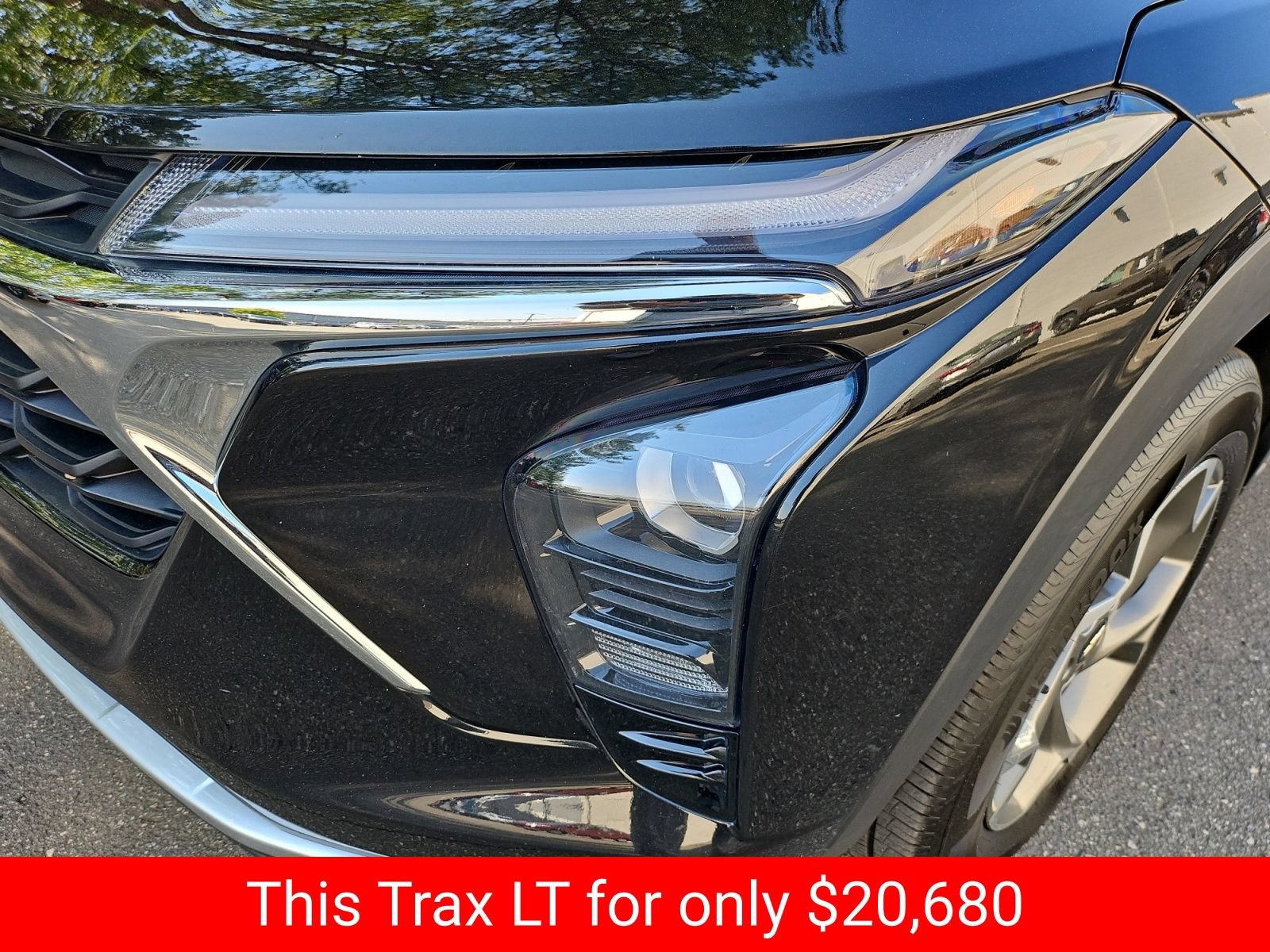 Used 2025 Chevrolet Trax LT FWD image 13