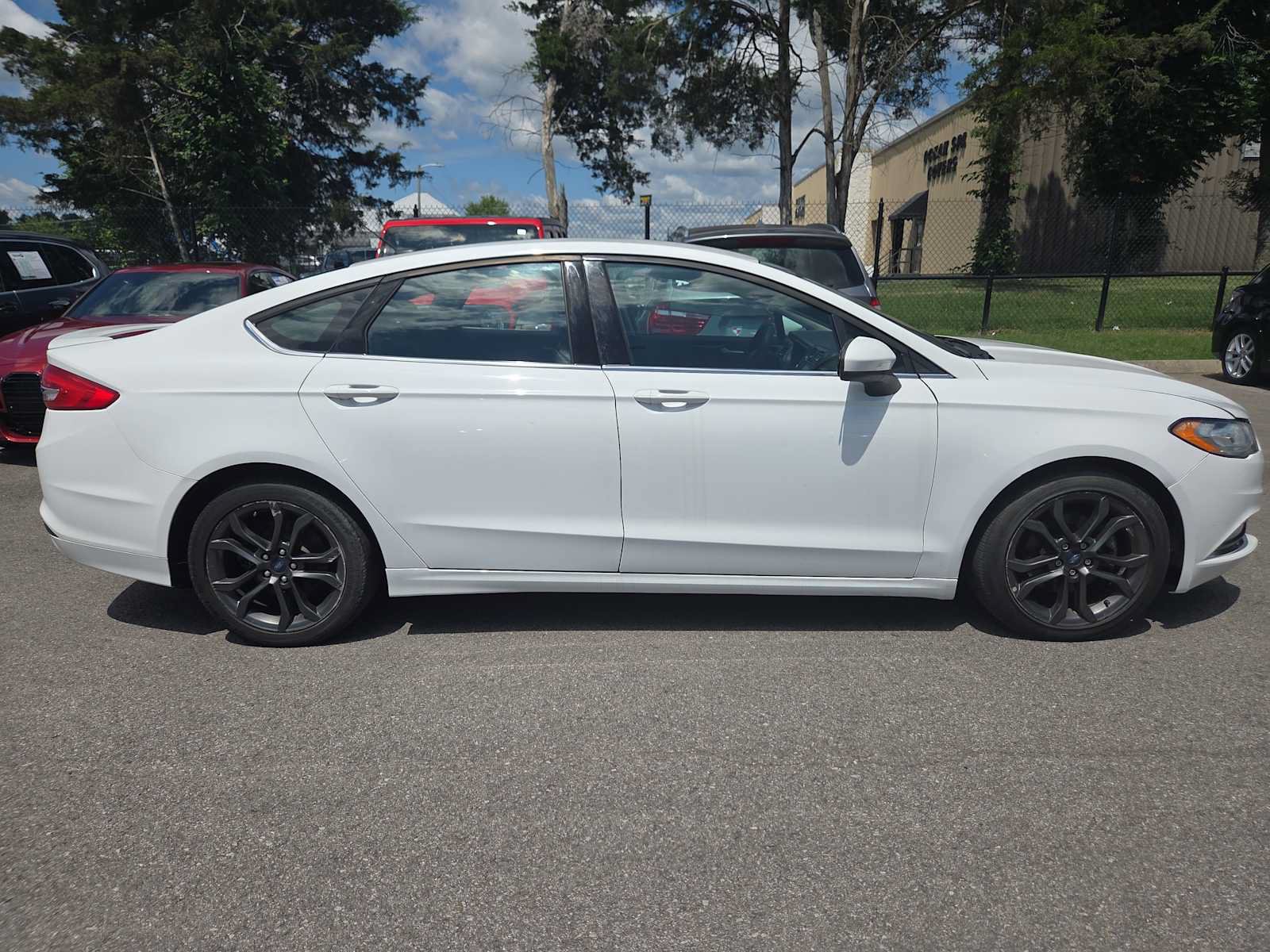 Used 2018 Ford Fusion SE w/ Equipment Group 201A FWD image 3