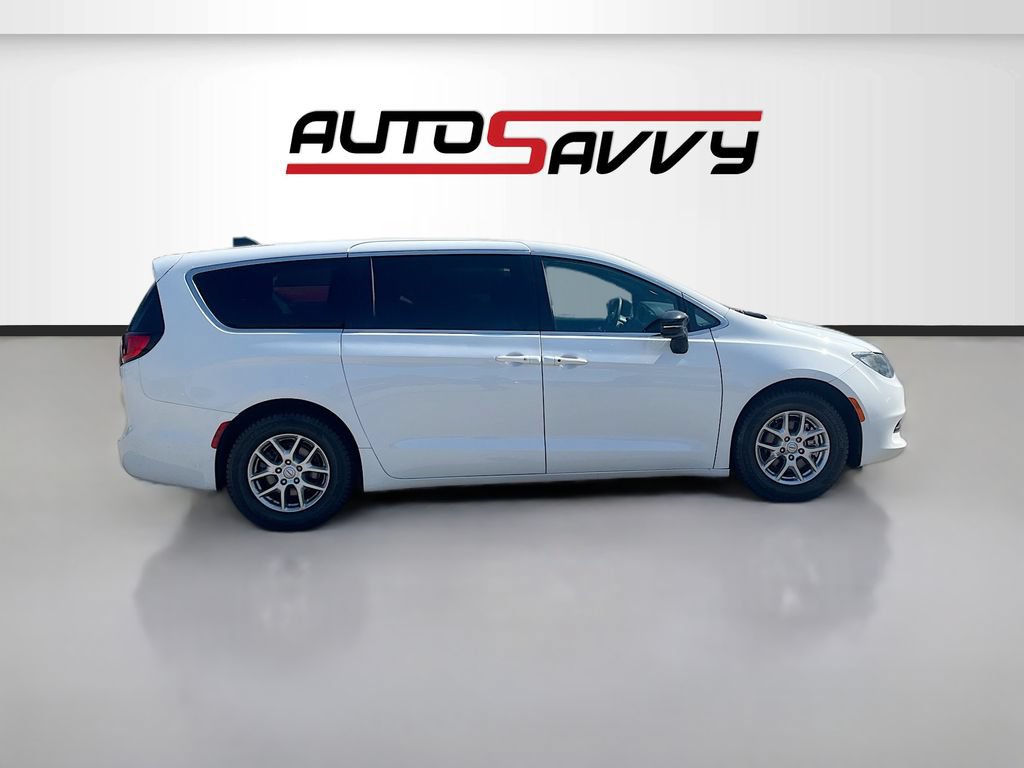 Used 2025 Chrysler Voyager LX FWD image 8
