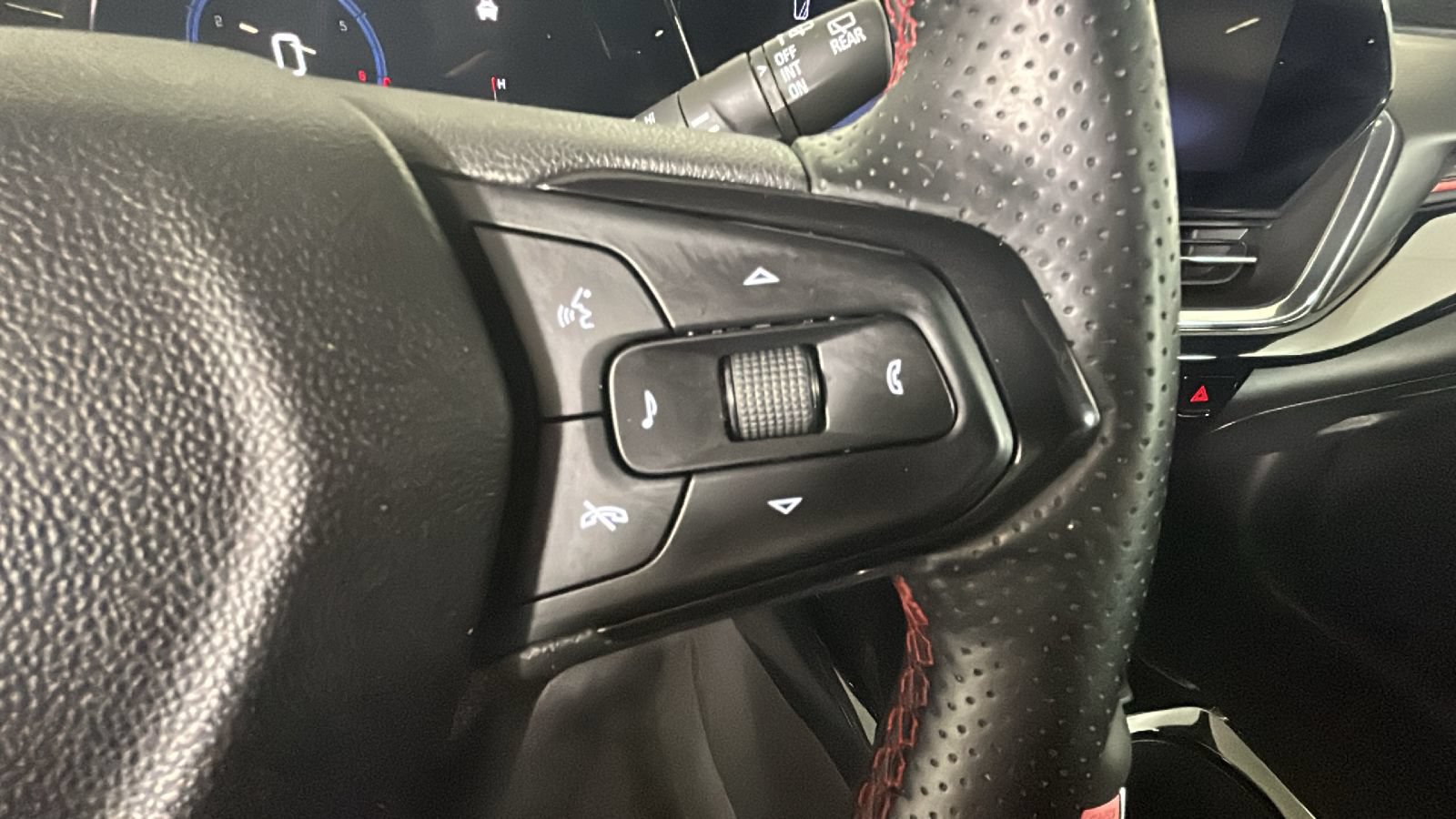 Used 2024 Chevrolet Trax RS w/ Sunroof Package FWD image 19