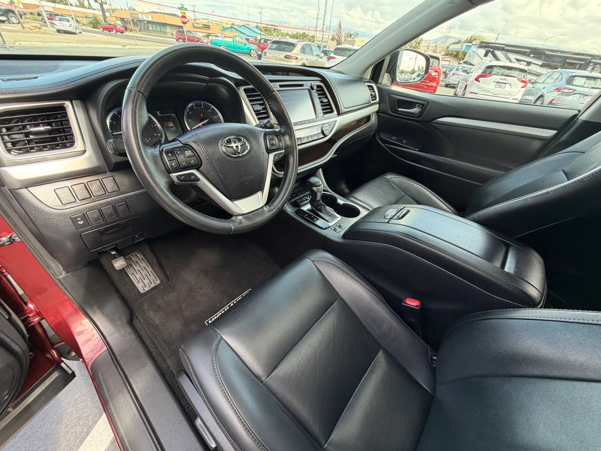 Used 2019 Toyota Highlander XLE FWD image 11