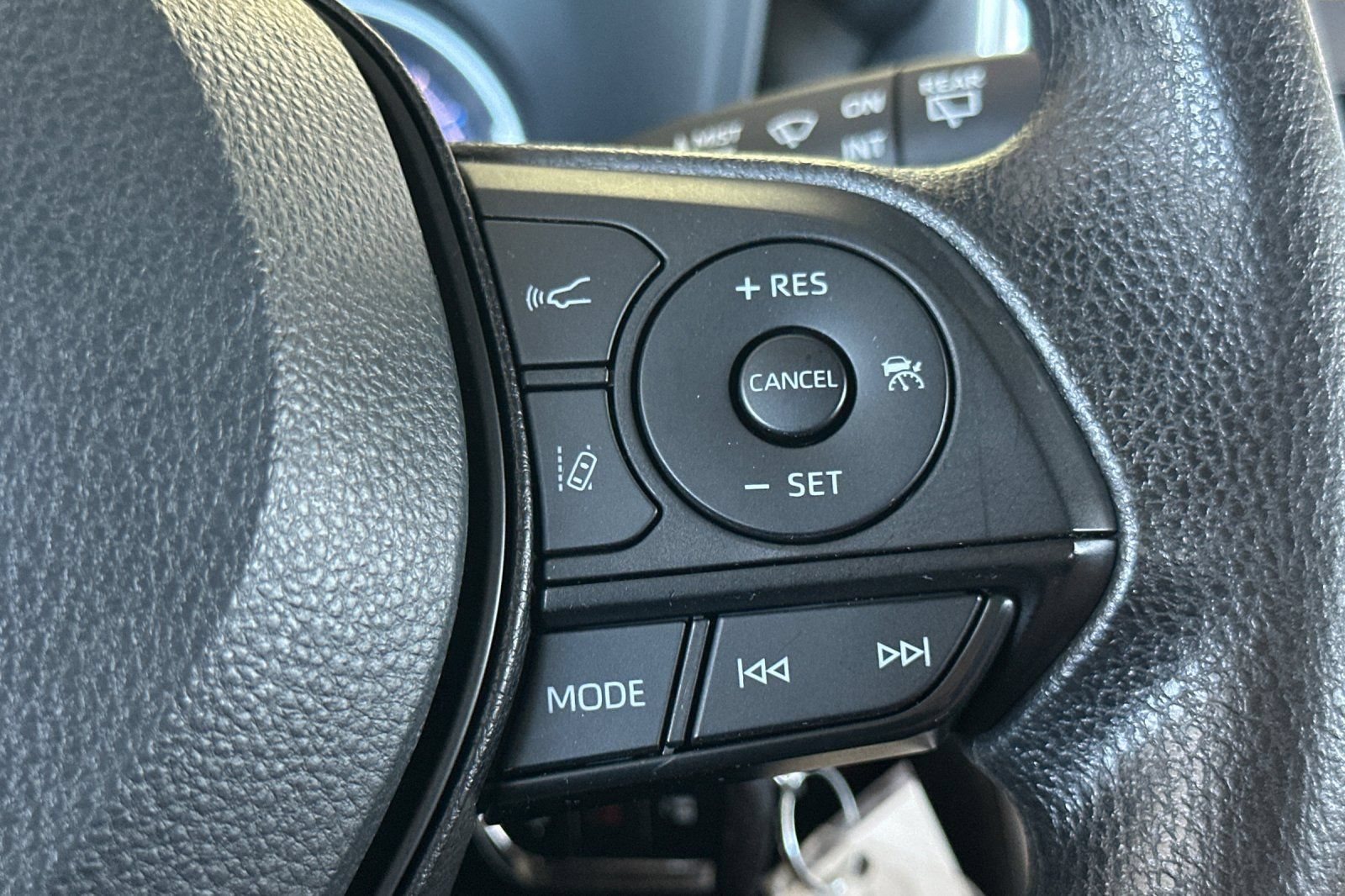 Used 2023 Toyota RAV4 LE AWD/4WD image 28