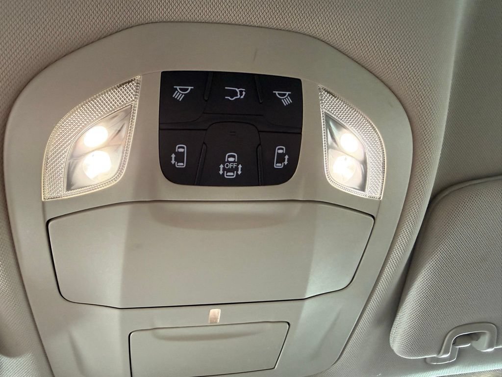 Used 2024 Chrysler Pacifica Touring-L FWD image 13