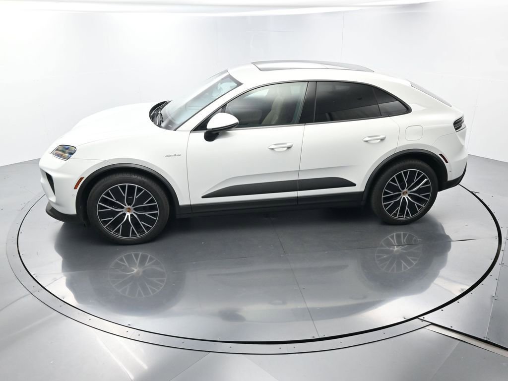 Certified 2025 Porsche Macan Electric image 34