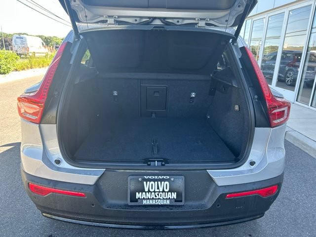 Certified 2025 Volvo XC40 B5 Plus AWD/4WD image 11