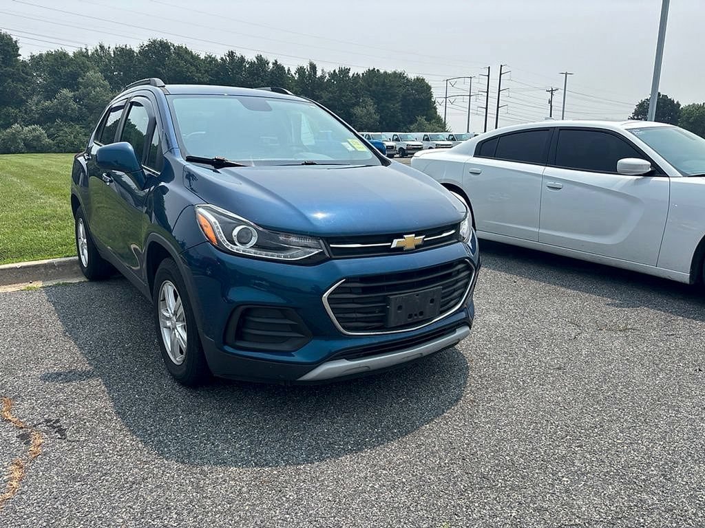 Used 2020 Chevrolet Trax LT w/ LT Convenience Package FWD image 1