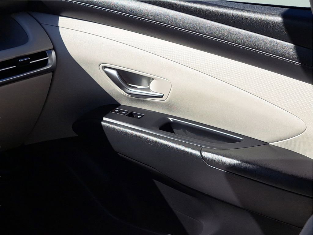 Used 2025 Hyundai Tucson SE image 13