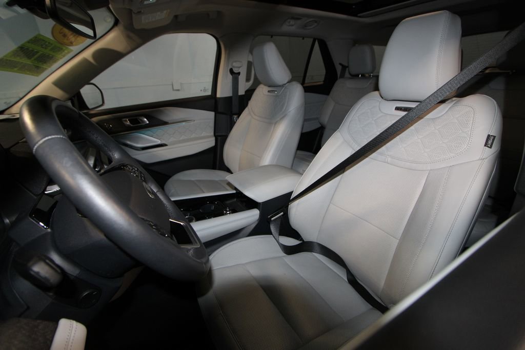 Used 2025 Ford Explorer Platinum w/ LUX Leather Package image 4
