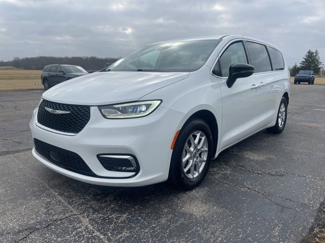 Used 2024 Chrysler Pacifica Touring-L image 7