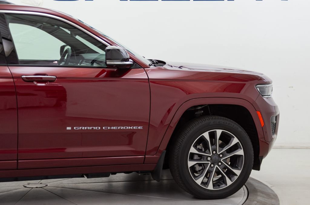 Used 2023 Jeep Grand Cherokee Overland w/ Advanced Protech Group III image 19