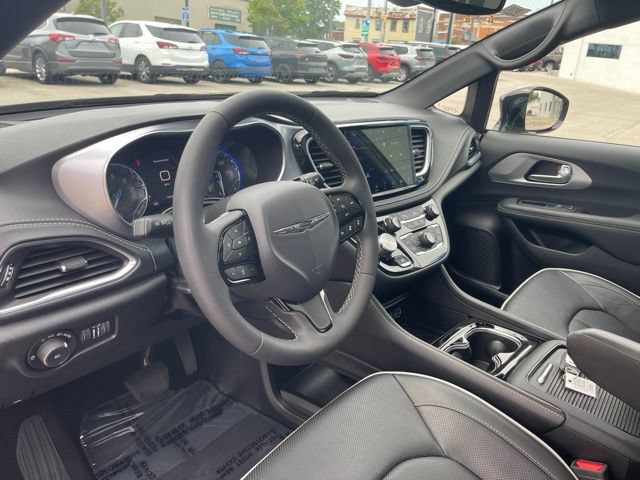 Used 2025 Chrysler Pacifica Limited FWD image 17