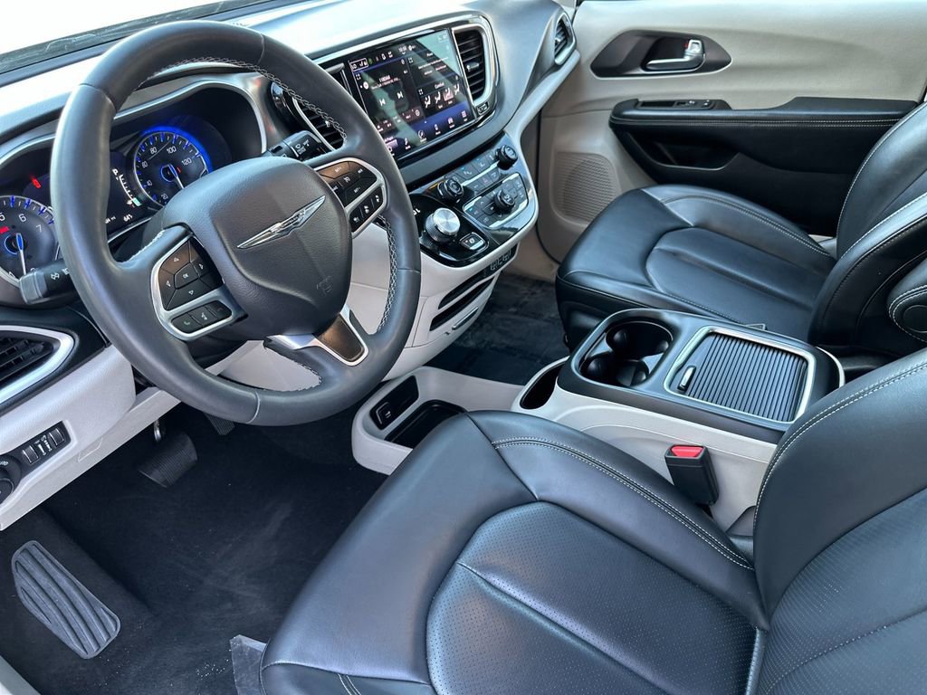 Used 2023 Chrysler Pacifica Touring-L FWD image 9