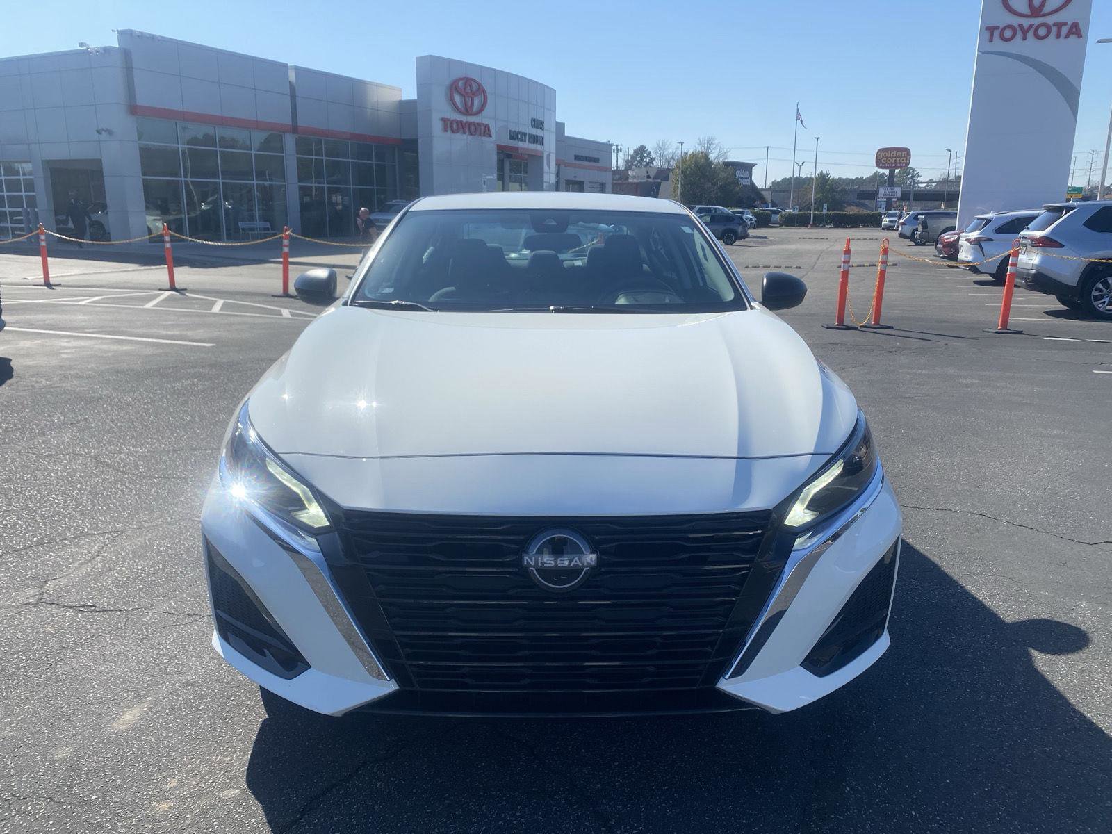 Used 2025 Nissan Altima 2.5 SV image 2