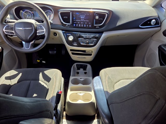 Used 2017 Chrysler Pacifica Touring FWD image 13