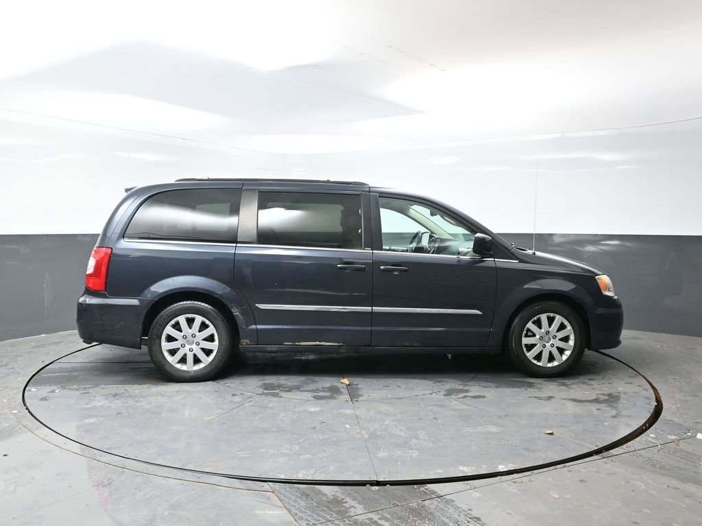 Used 2013 Chrysler Town & Country Touring image 2