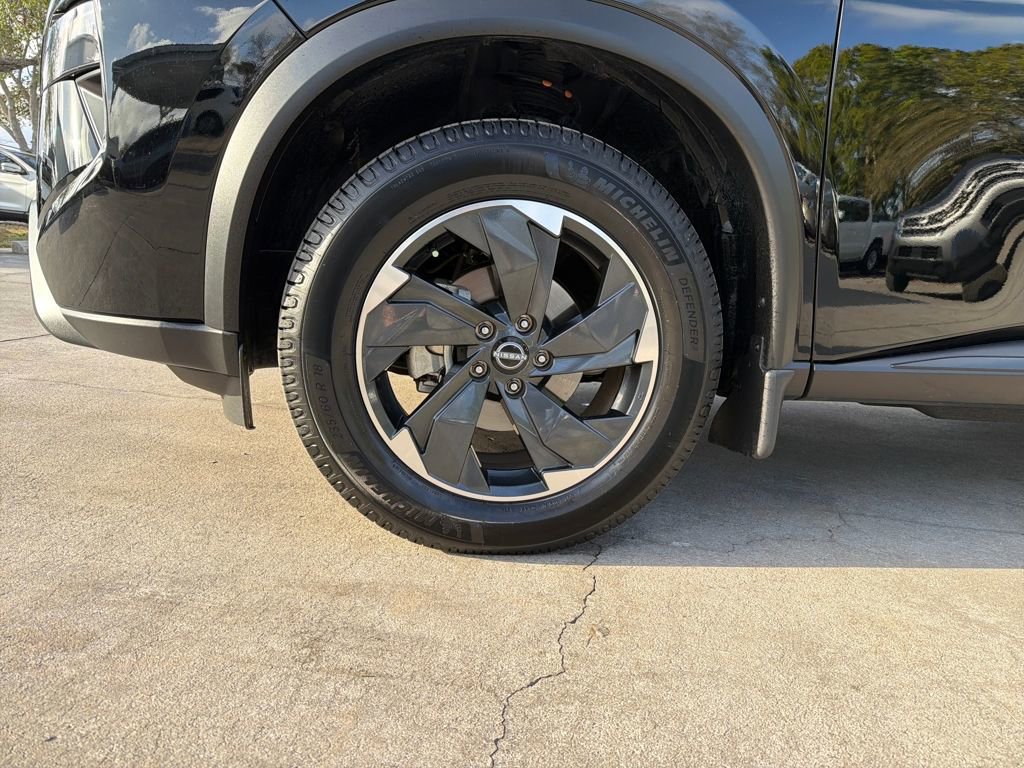 Used 2024 Nissan Rogue SV w/ SV Premium Package image 12