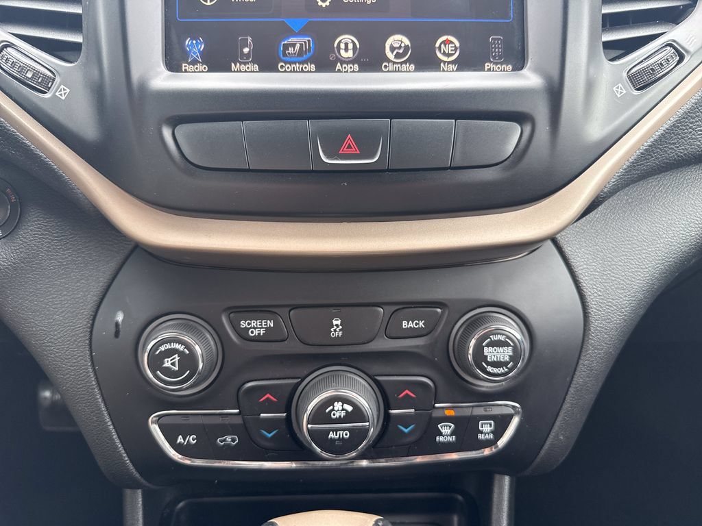 Used 2014 Jeep Cherokee Limited w/ Luxury Group AWD/4WD image 24