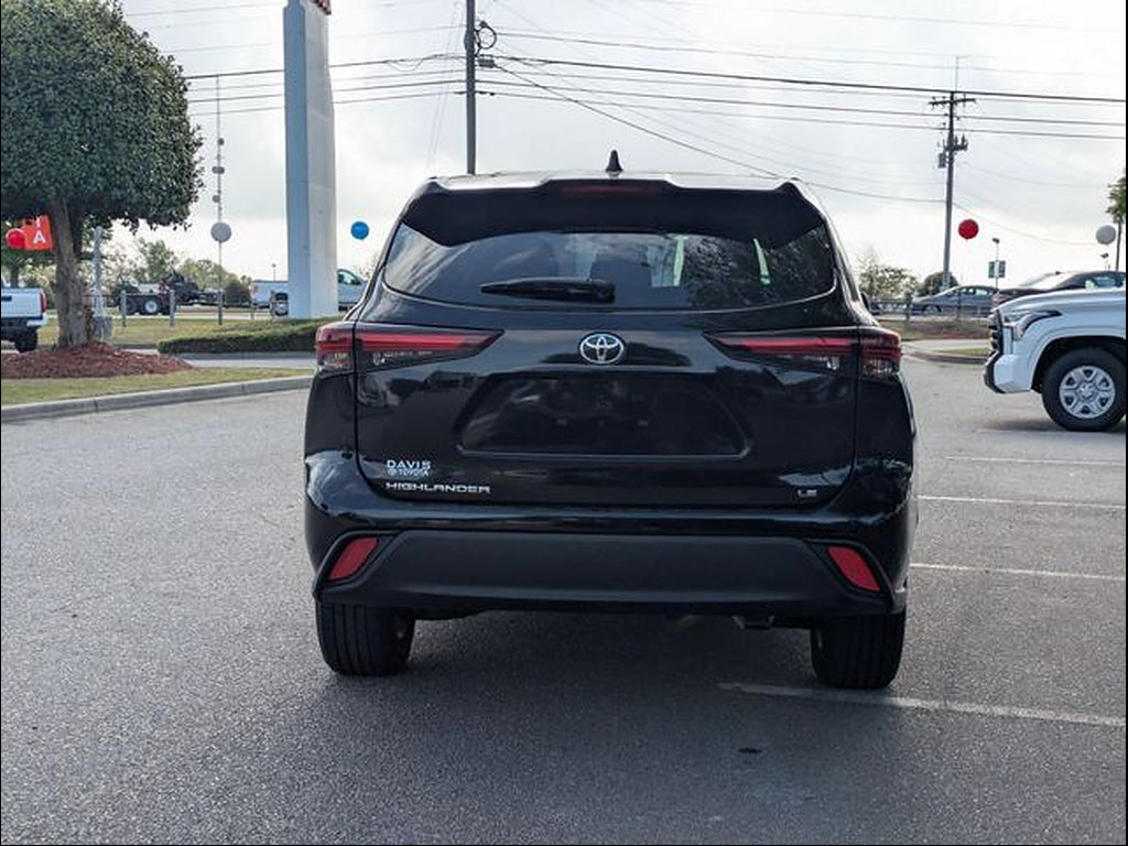 Certified 2025 Toyota Highlander LE FWD image 4
