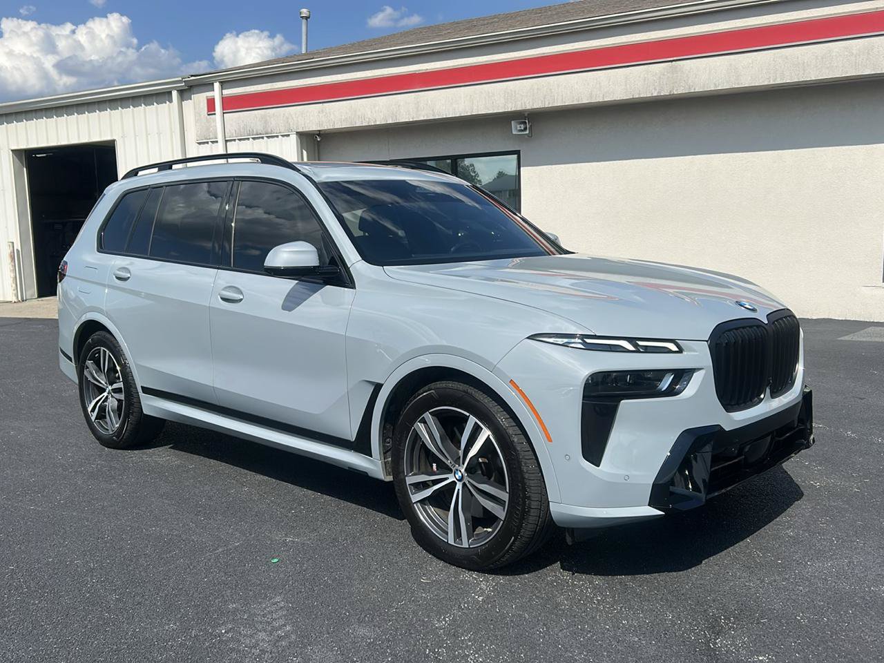 Used 2024 BMW X7 xDrive40i w/ M Sport Package AWD/4WD image 3