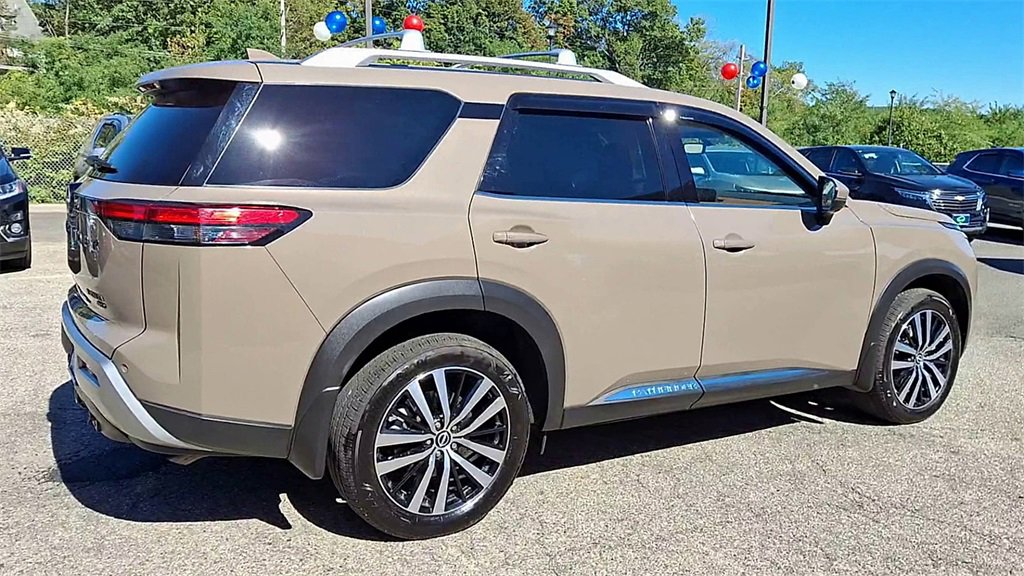 Used 2025 Nissan Pathfinder Platinum w/ Black Appearance Package image 8