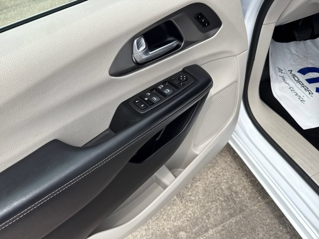 Used 2024 Chrysler Pacifica Limited FWD image 11