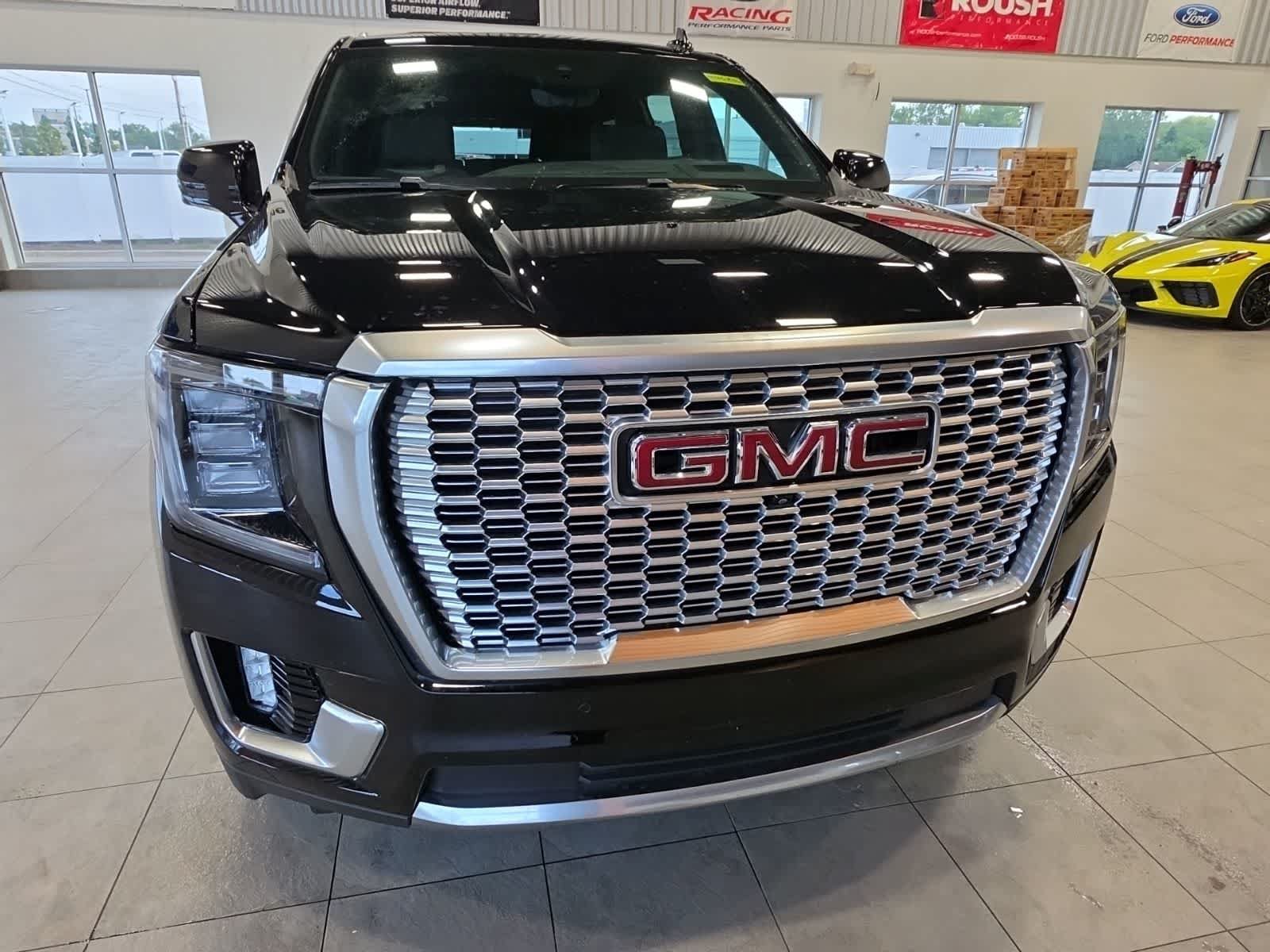 Used 2024 GMC Yukon XL Denali w/ Denali Reserve Package AWD/4WD image 3