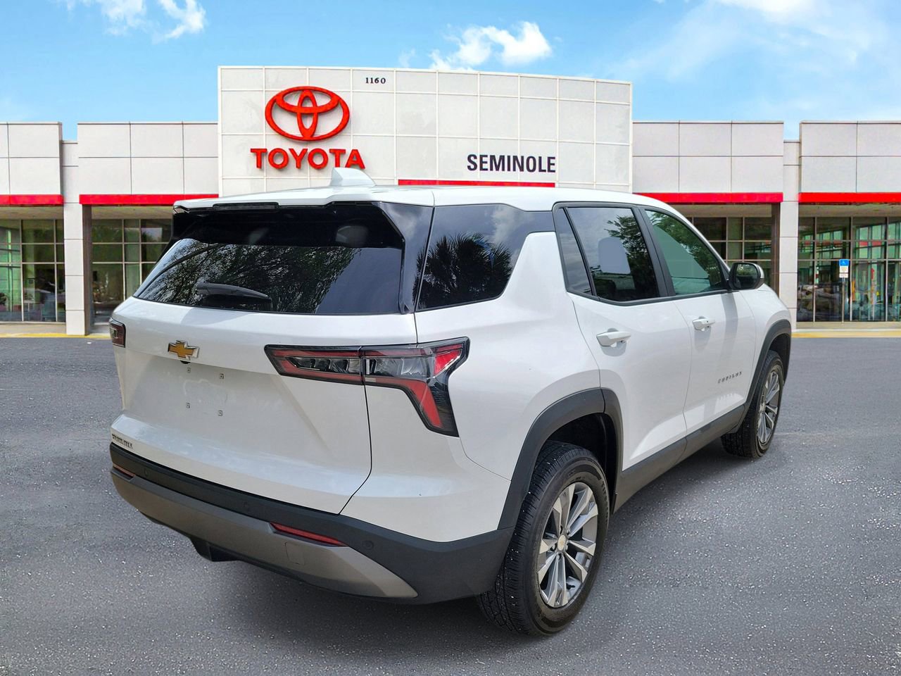 Used 2025 Chevrolet Equinox LT FWD image 3