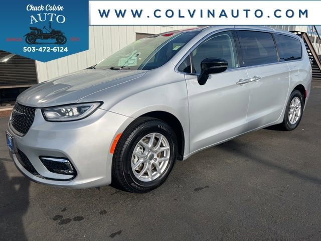 Used 2024 Chrysler Pacifica Touring-L image 3