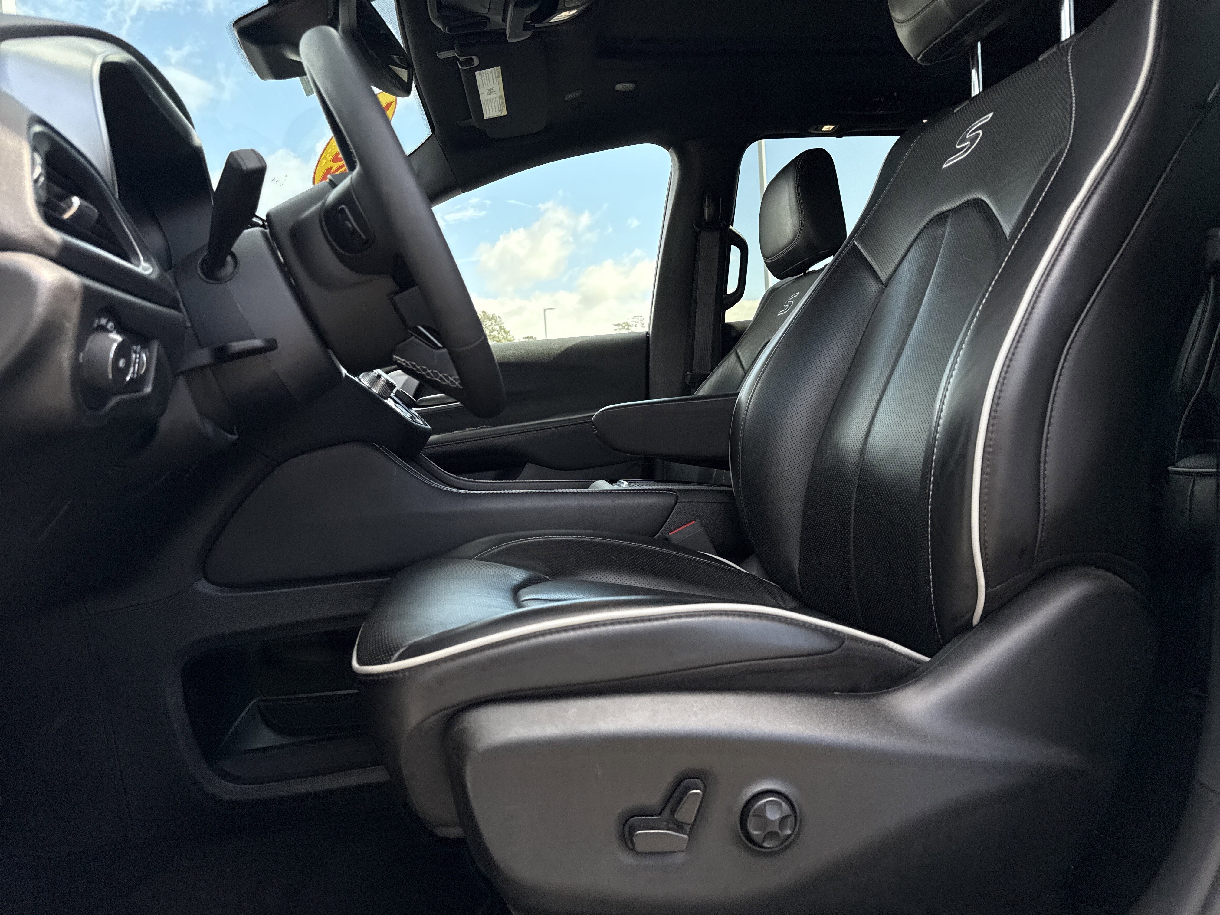 Used 2025 Chrysler Pacifica Limited FWD image 25