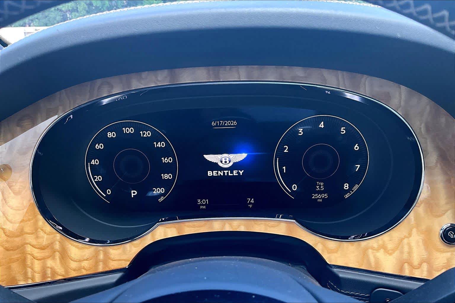 Used 2022 Bentley Bentayga AWD/4WD image 25