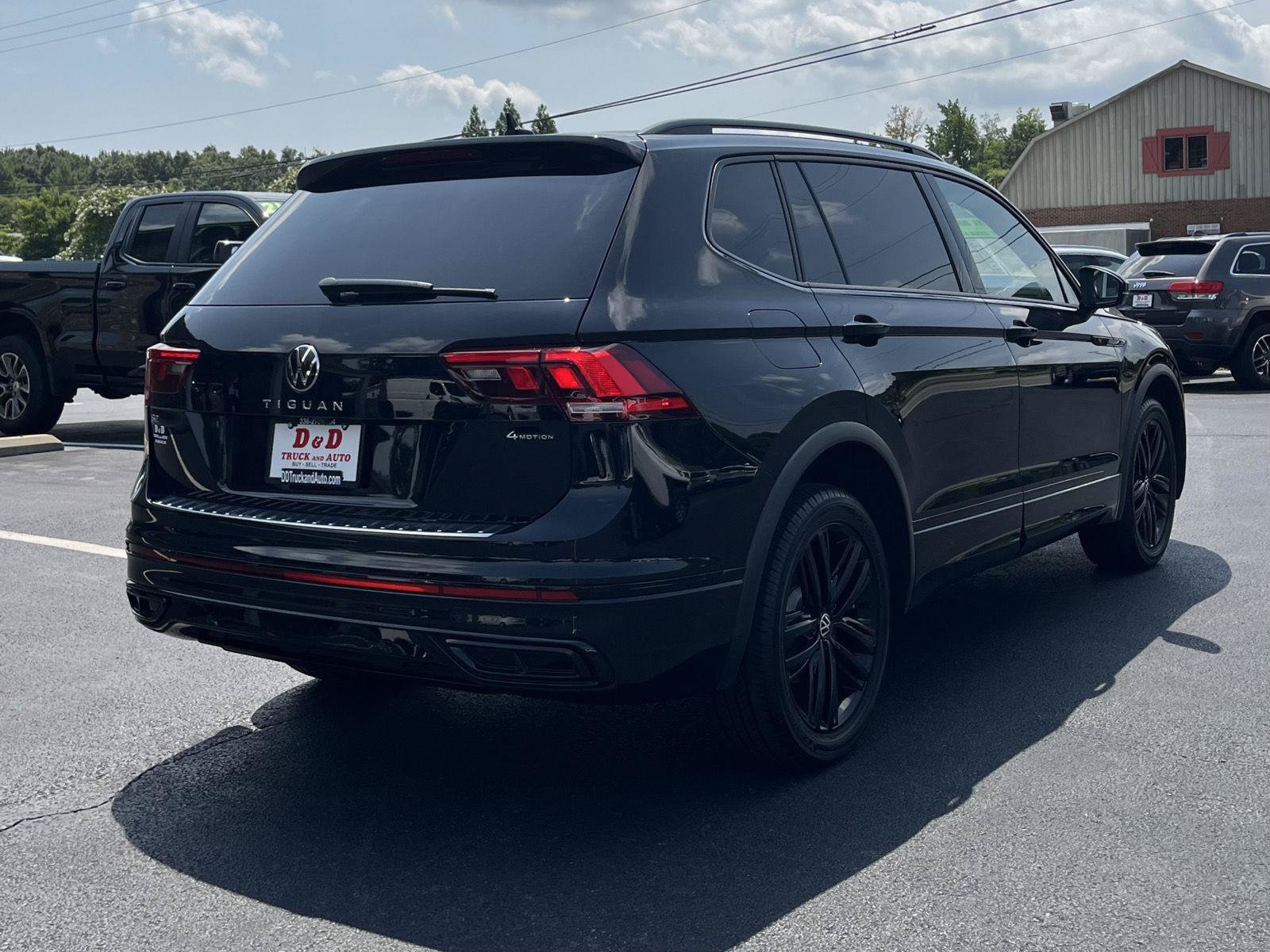 Used 2022 Volkswagen Tiguan SE R-Line AWD/4WD image 2