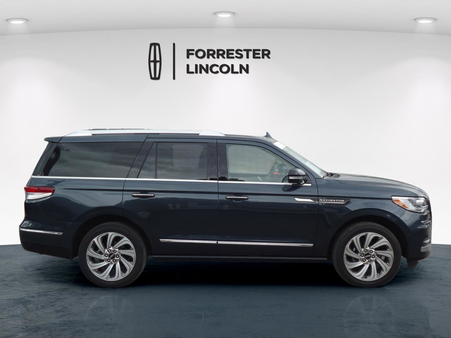 Certified 2024 Lincoln Navigator Reserve AWD/4WD image 2