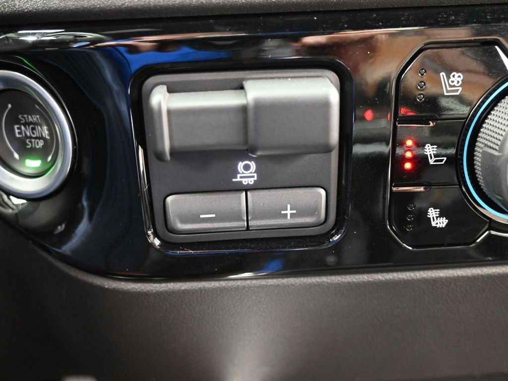 Used 2023 Chevrolet Silverado 1500 High Country w/ Technology Package image 33