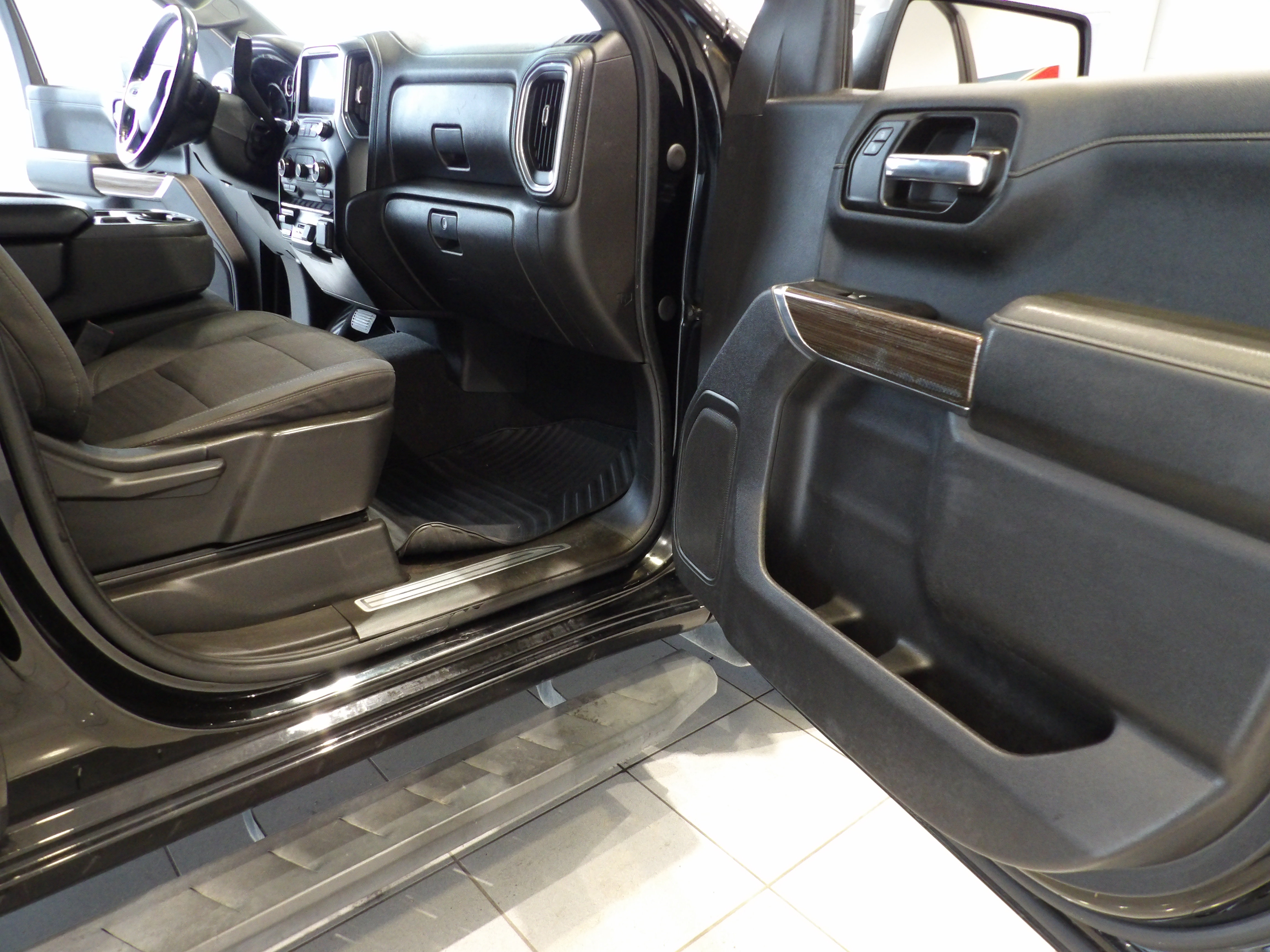 Used 2021 Chevrolet Silverado 1500 LT w/ Z71 Off-Road Package AWD/4WD image 19