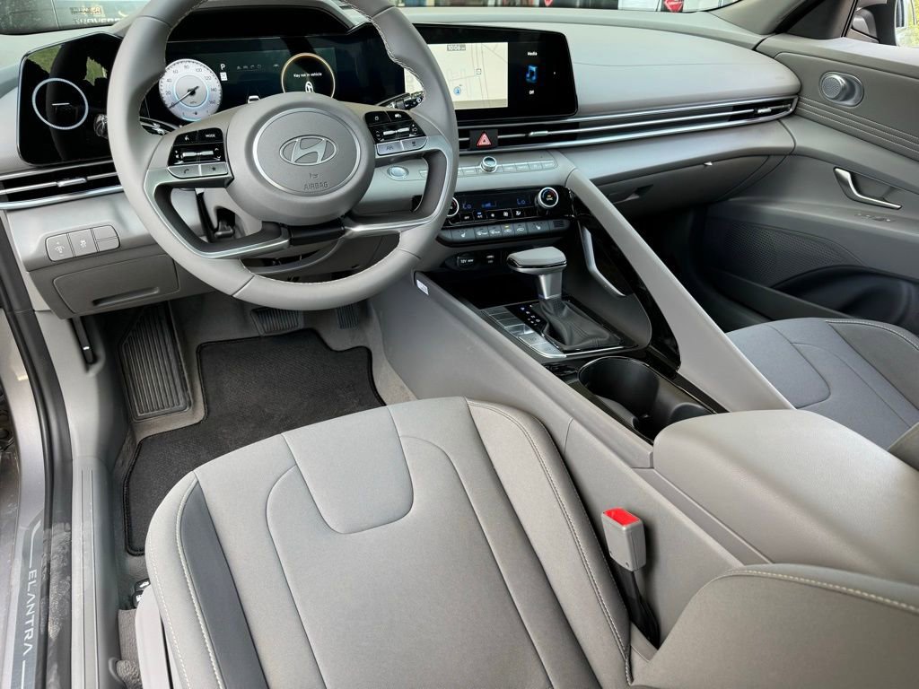 New 2025 Hyundai Elantra SEL image 2