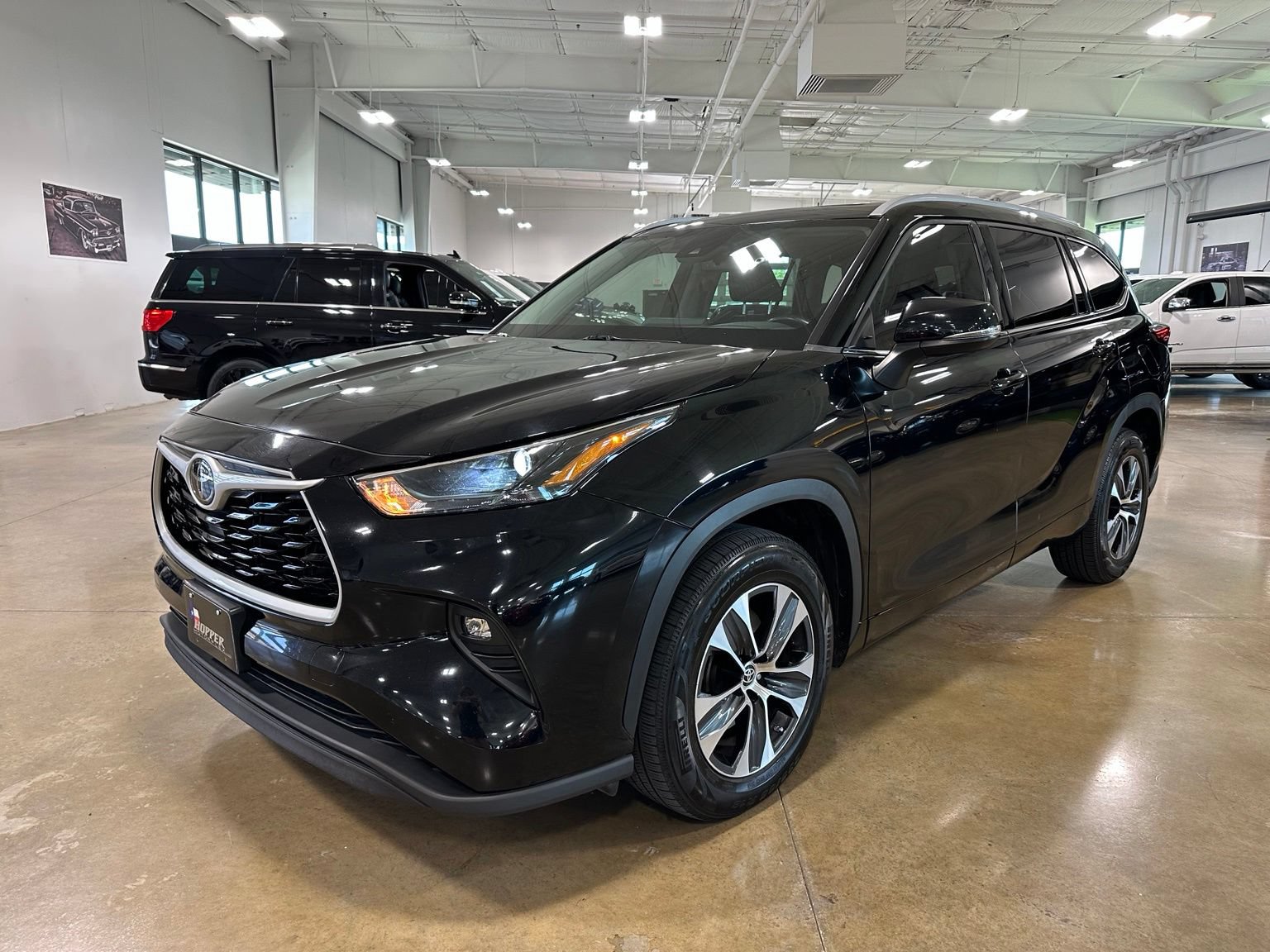 Used 2022 Toyota Highlander XLE FWD image 3