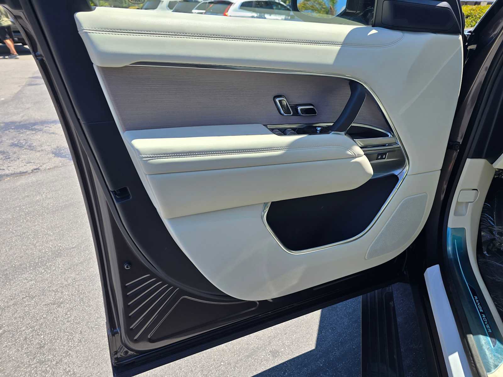 New 2025 Land Rover Range Rover SE image 24