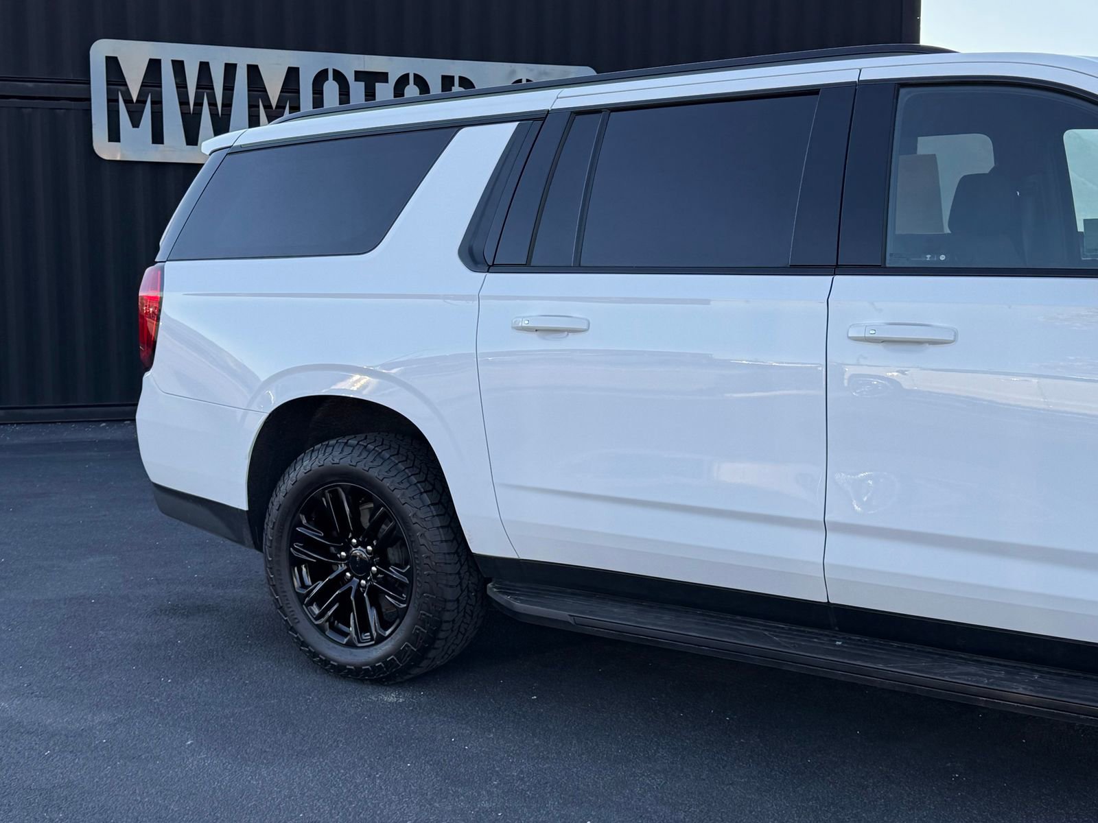 Used 2023 GMC Yukon XL SLE AWD/4WD image 5