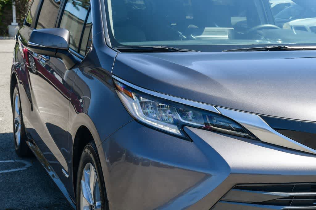 Used 2021 Toyota Sienna Limited FWD image 4